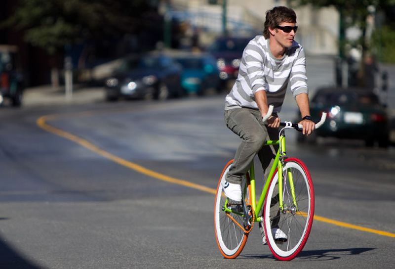 Paseando con bicicleta fixie por ciudad
