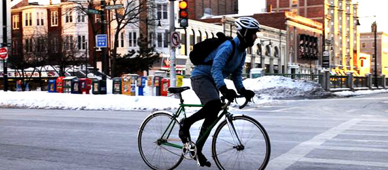 paseando por ciudad con bicicleta singlespeed o fixie