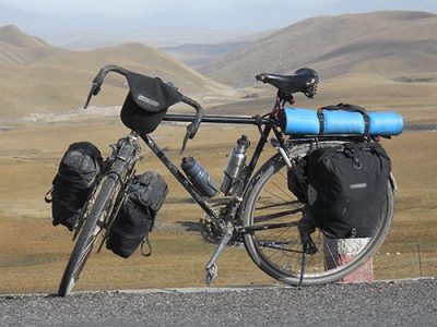 Bicicleta de trekking para viaje con alforjas