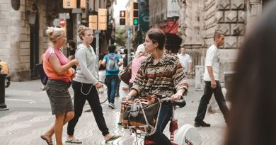 La mujer impulsa la bici en España