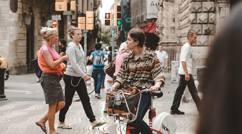 La mujer impulsa la bici en España