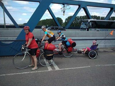 Transportar a un niño de 2 a 5 años en bicicleta con un remolque de pedales
