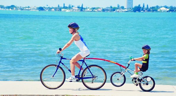 Transportar a un niño de 2 a 5 años en bicicleta con un remolque de pedales