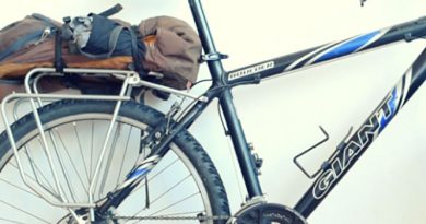 Cómo montar un portaequipajes en una bicicleta