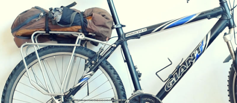 Cómo montar un portaequipajes en una bicicleta