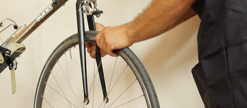 Cómo cambiar la rueda de una bicicleta