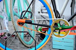 bicicleta fixie con cadena de colores
