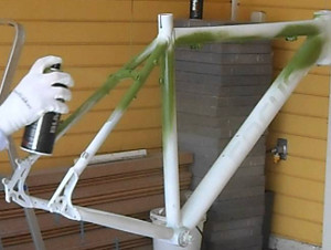 Usando spray de pintura para bicicletas