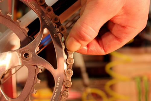 comprobación del desgaste de la cadena de bicicleta