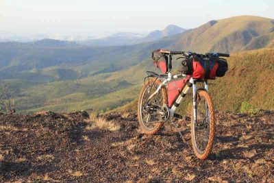 Bicicleta de montaña cargada para bikepacking