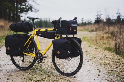 Cargar bolsas de bikepacking para una vuelta al mundo