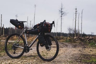 Cargar bolsas de bikepacking para una semana