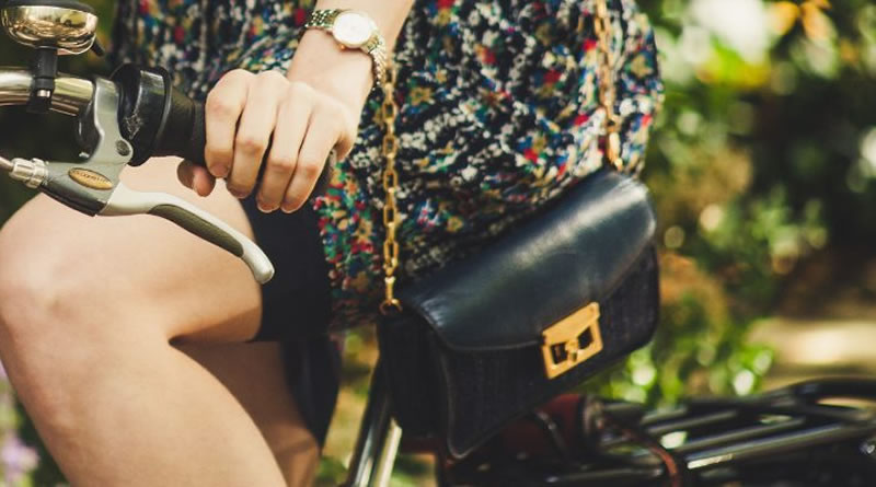 ¿Cómo llevar el bolso de mano en la bicicleta?