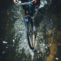 Cubierta bicicleta urbana sobre calzada mojada