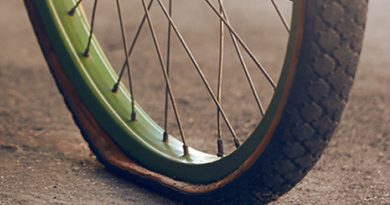 ¿Cómo reparar un pinchazo sin quitar la rueda de la bicicleta?