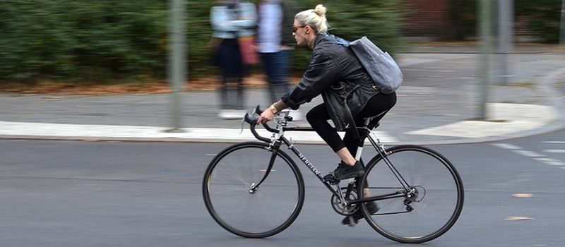 ¿Cómo aliviar el dolor de espalda mientras montas en bicicleta?