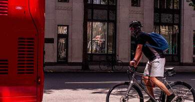 ¿Cómo circular en bicicleta de forma segura con autobuses y camiones?