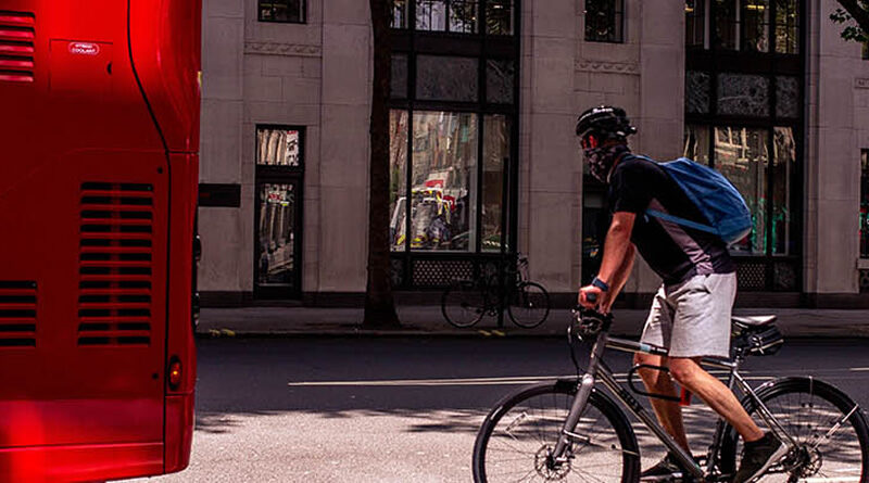 ¿Cómo circular en bicicleta de forma segura con autobuses y camiones?