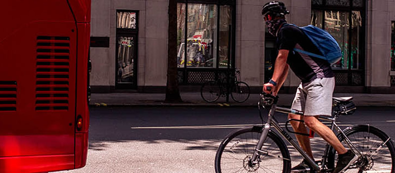 Cómo circular en bicicleta de forma segura con autobuses y camiones